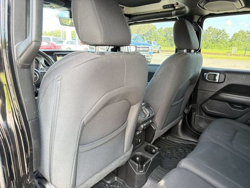 Used 2022 Jeep Wrangler Unlimited Sahara AWD/4WD image 18