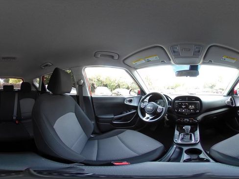 Used 2025 Kia Soul LX w/ LX Technology Package FWD image 39