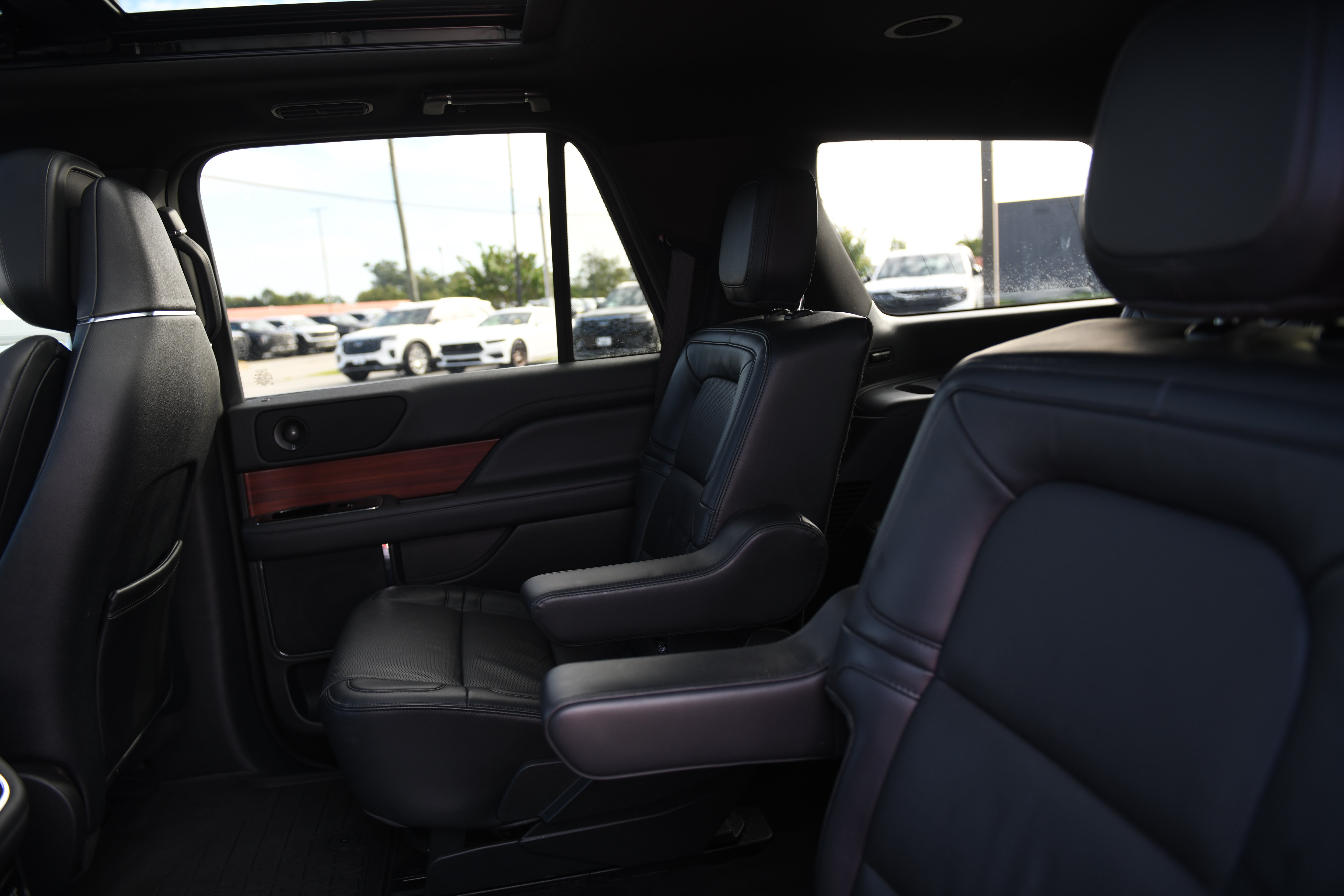 Used 2023 Lincoln Navigator Reserve w/ Monochromatic Package RWD image 19