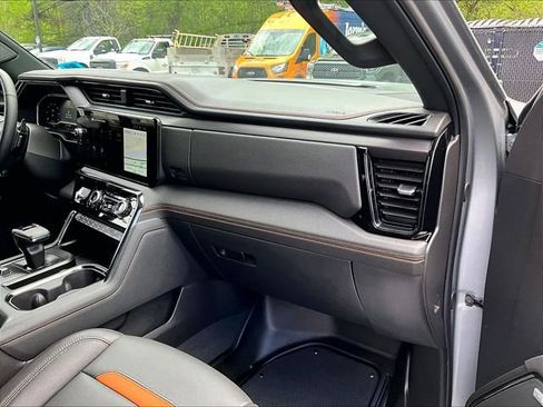 Used 2025 GMC Sierra 1500 AT4 w/ AT4 Premium Package AWD/4WD image 17