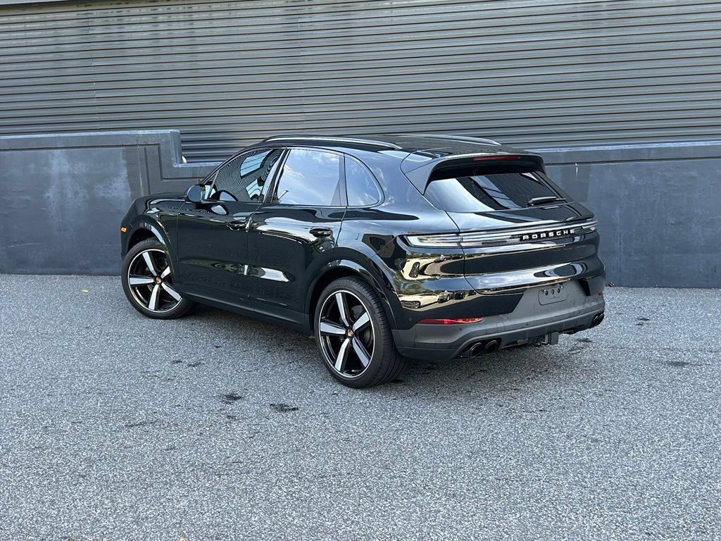 Certified 2025 Porsche Cayenne AWD/4WD image 8