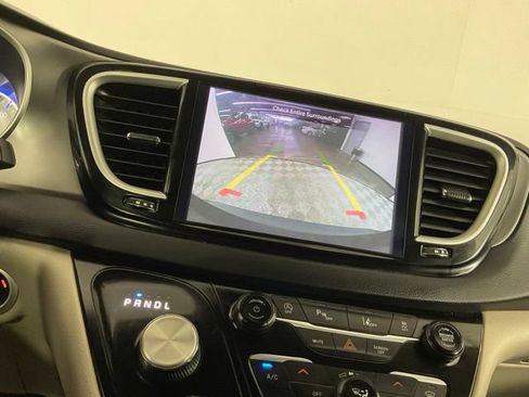 Used 2023 Chrysler Pacifica Touring-L FWD image 23