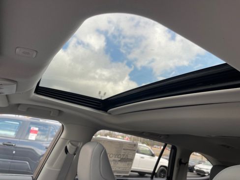 New 2026 Toyota Highlander XLE image 10