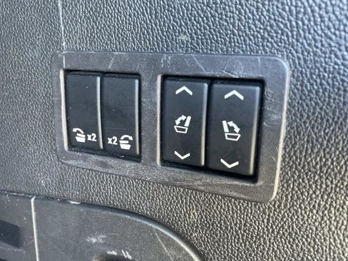 Used 2017 Cadillac Escalade Platinum image 9