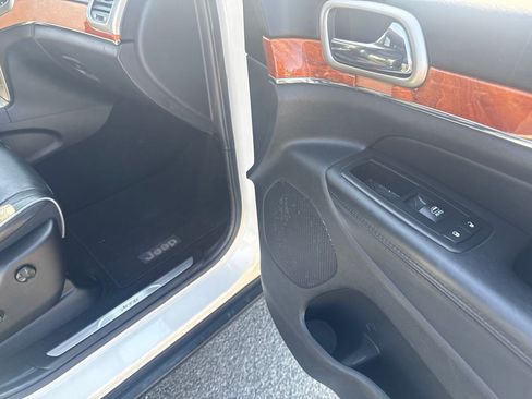 Used 2012 Jeep Grand Cherokee Overland AWD/4WD image 24