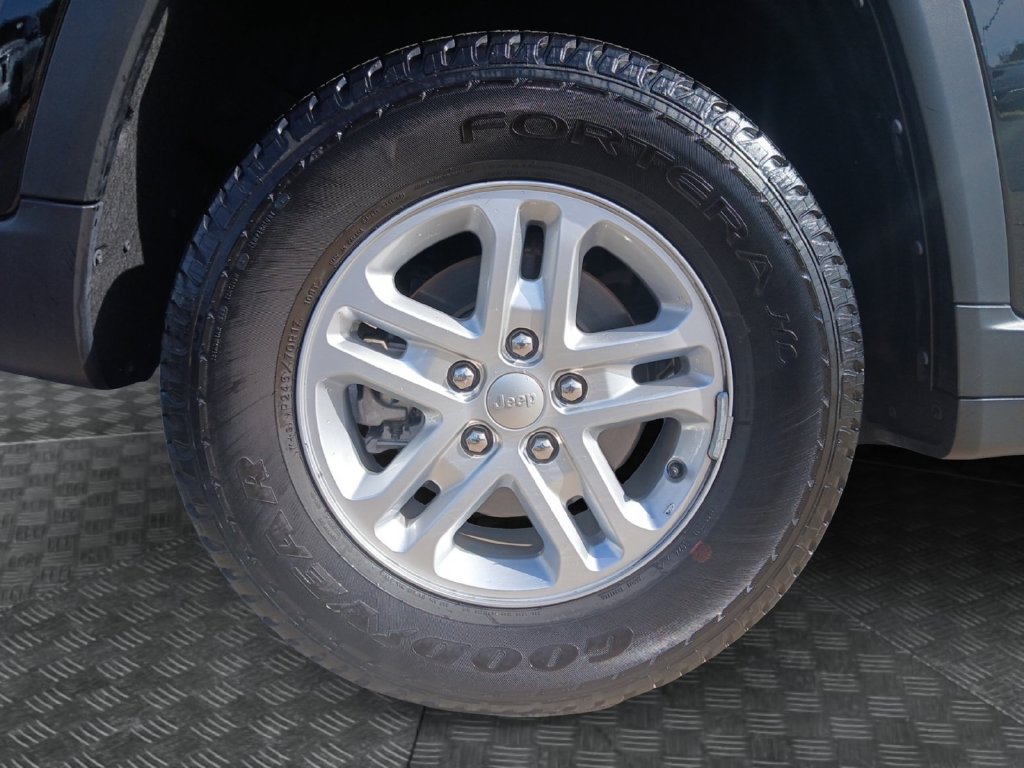 Used 2025 Jeep Grand Cherokee Laredo RWD image 22