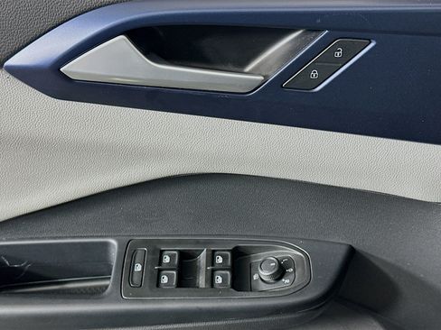 Used 2023 Volkswagen Taos SE w/ Panoramic Sunroof Package FWD image 15
