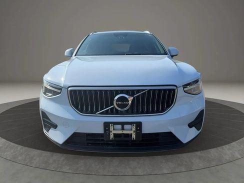 Used 2024 Volvo XC40 B5 Core AWD/4WD image 2