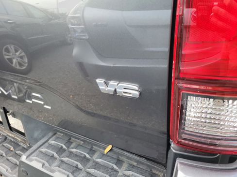 Used 2019 Toyota Tacoma TRD Sport image 19