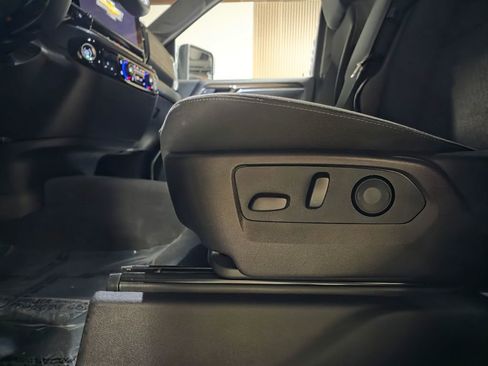 Used 2025 Chevrolet Silverado 2500 LT w/ Convenience Package image 11