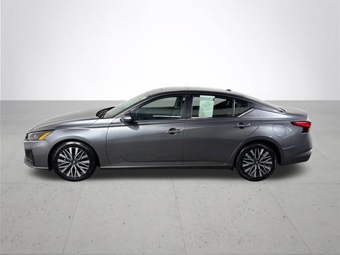 Used 2023 Nissan Altima 2.5 SV w/ SV Premium Package FWD image 9