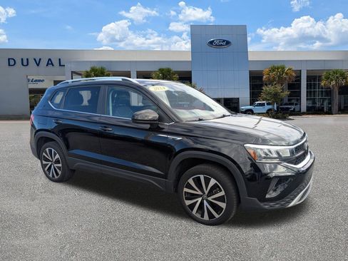 Used 2024 Volkswagen Taos SE image 2