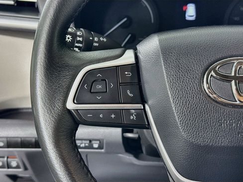 Certified 2024 Toyota Sienna XLE FWD image 17