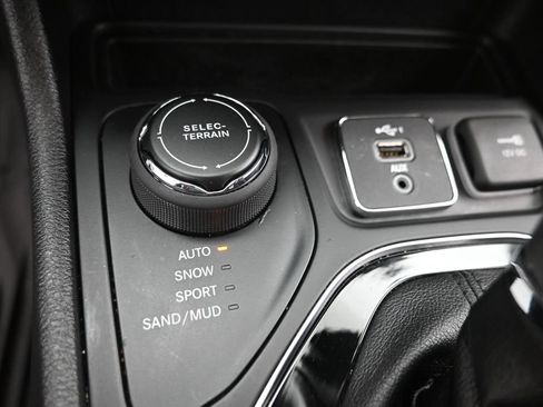Used 2020 Jeep Cherokee Limited AWD/4WD image 23