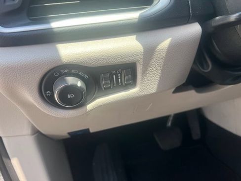 Used 2023 Chrysler Pacifica Touring-L FWD image 17