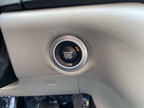 Used 2024 Chrysler Pacifica Touring-L FWD image 23