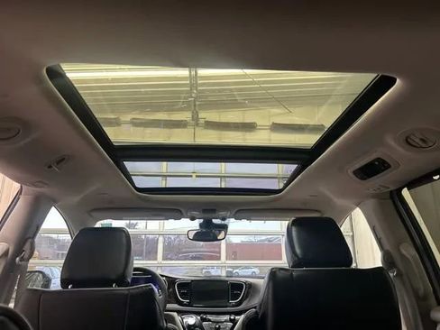 Used 2024 Chrysler Pacifica Limited FWD image 20