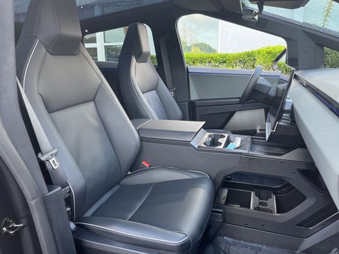 Used 2024 Tesla Cybertruck AWD Crew Cab image 21