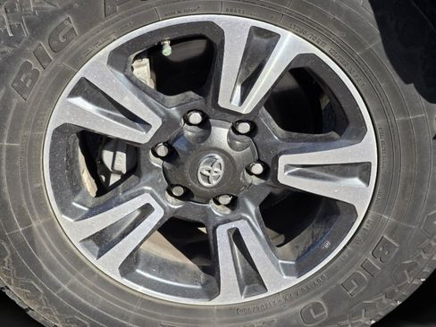 Used 2018 Toyota Tacoma TRD Sport w/ Technology Package AWD/4WD image 27