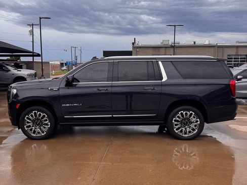 Used 2023 GMC Yukon XL Denali Ultimate AWD/4WD image 4