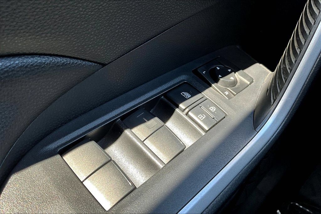Used 2022 Toyota RAV4 LE AWD/4WD image 17