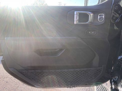 Used 2022 Jeep Wrangler Unlimited Sahara image 11