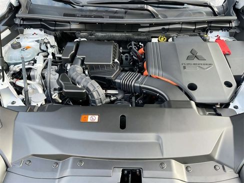 New 2025 Mitsubishi Outlander Base image 32