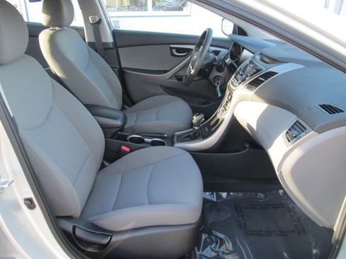 Used 2016 Hyundai Elantra SE image 12