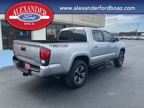 Used 2019 Toyota Tacoma TRD Sport image 4