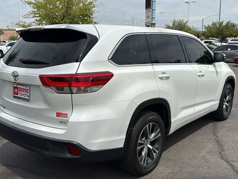 Used 2018 Toyota Highlander LE image 7