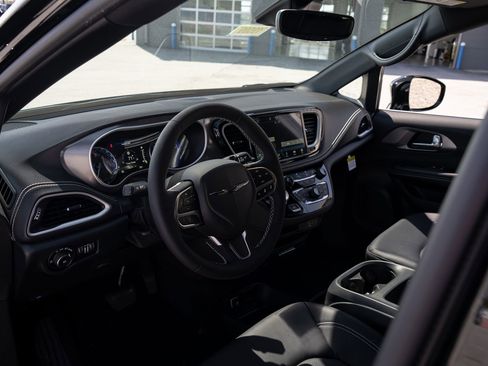 New 2026 Chrysler Pacifica Select image 13