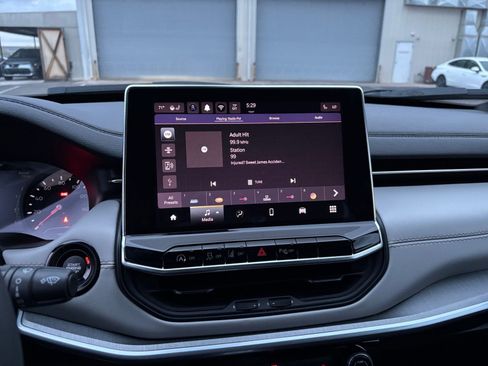 Used 2025 Jeep Compass Limited image 21