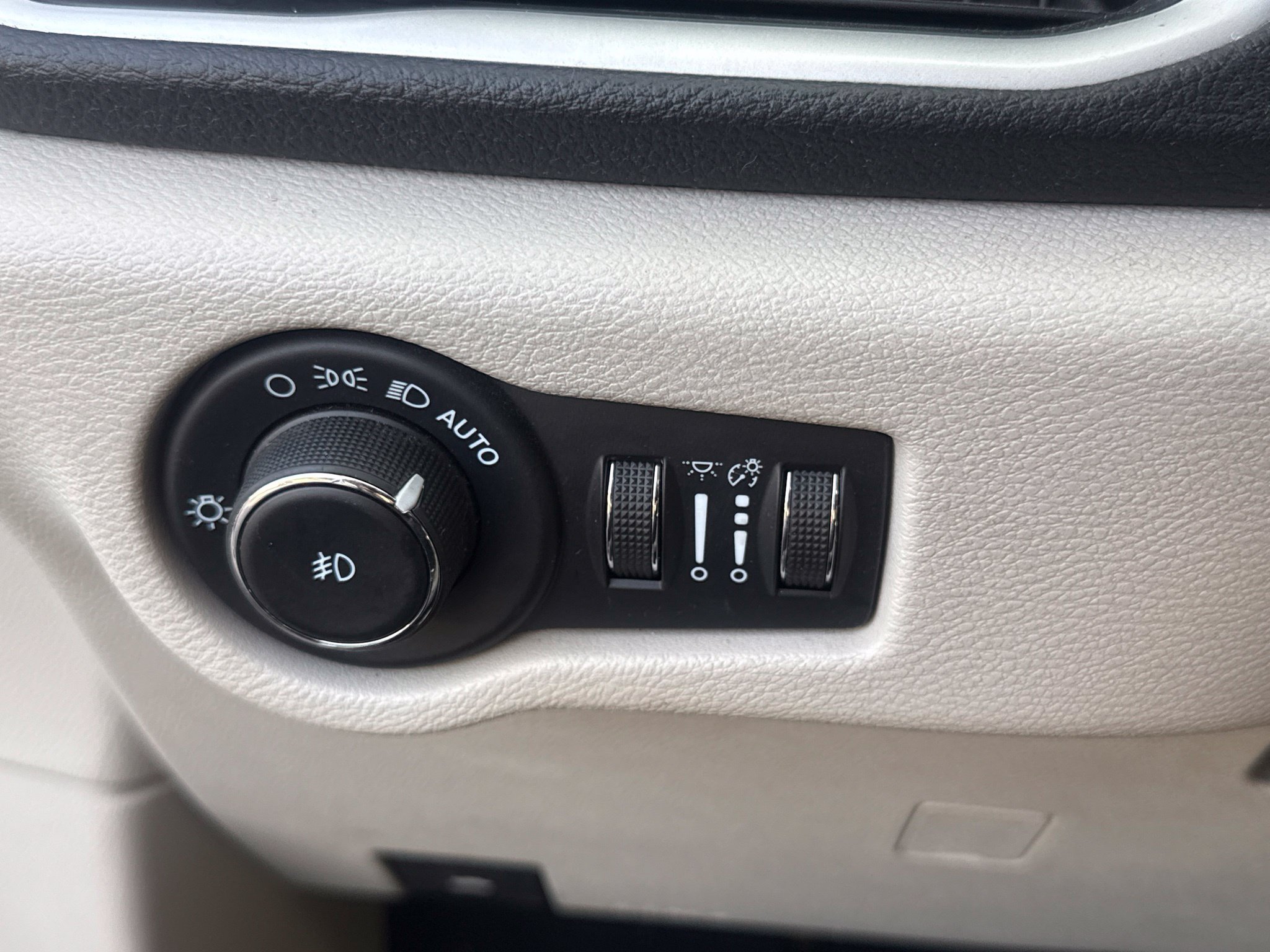 Used 2021 Chrysler Pacifica Touring-L FWD image 21