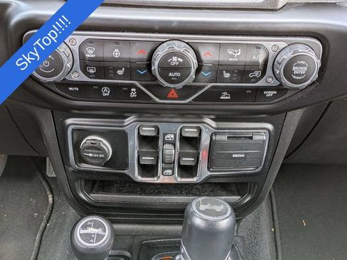 Used 2022 Jeep Wrangler Unlimited Sahara w/ LED Lighting Group AWD/4WD image 16