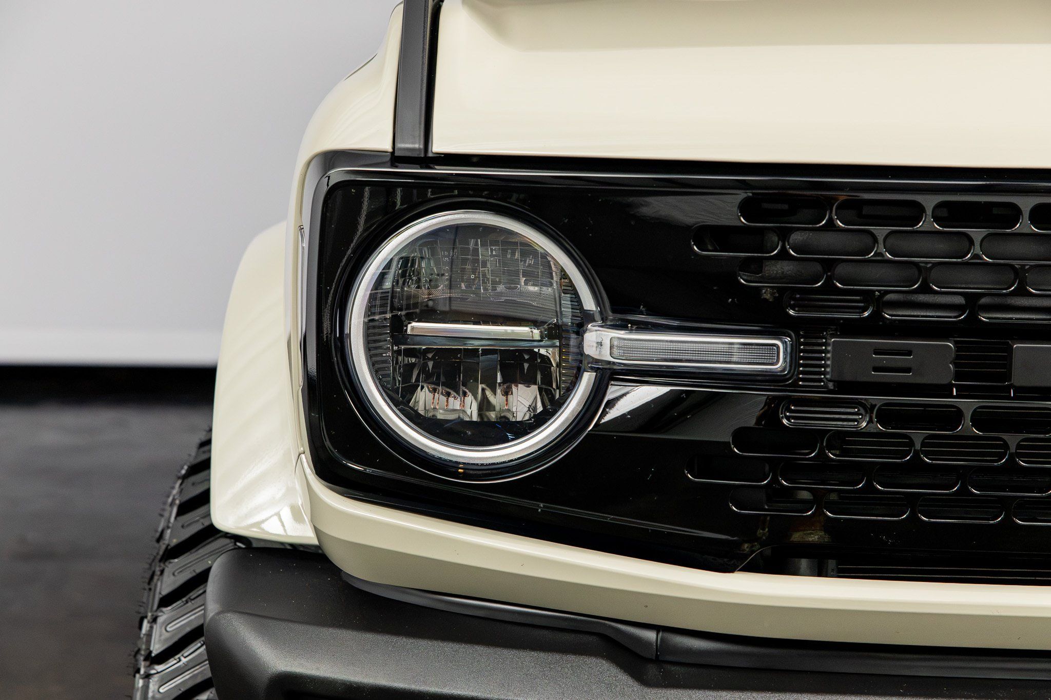 Used 2025 Ford Bronco Outer Banks AWD/4WD image 3