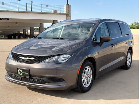 Used 2023 Chrysler Voyager LX FWD image 3