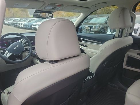 Certified 2025 Kia Telluride EX w/ EX Captain's Chair Package image 13