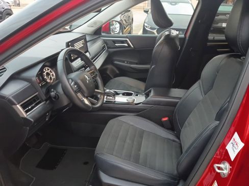 Used 2025 Mitsubishi Outlander SE image 3