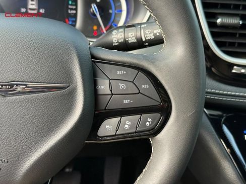 Used 2024 Chrysler Pacifica Limited FWD image 27