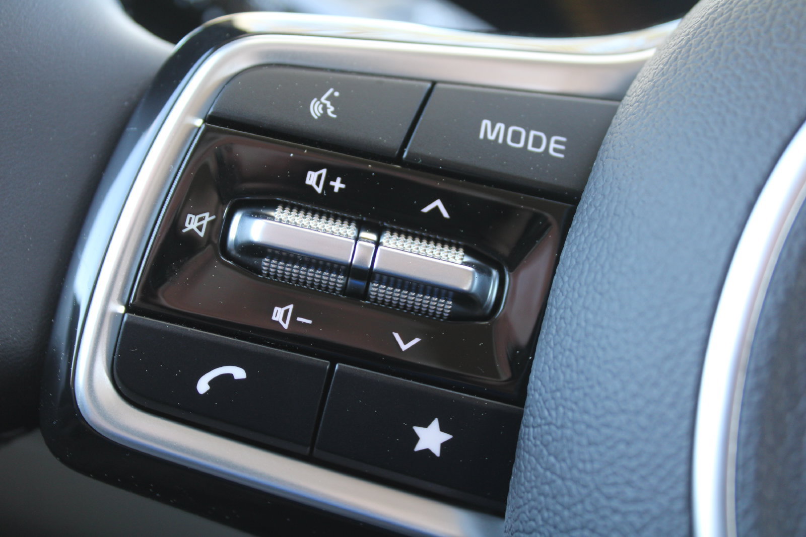 New 2026 Kia Carnival EX FWD image 34