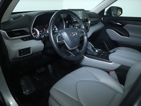 Used 2022 Toyota Highlander XLE AWD/4WD image 19