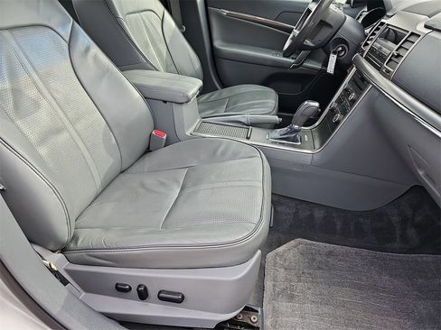 Used 2010 Lincoln MKZ image 10