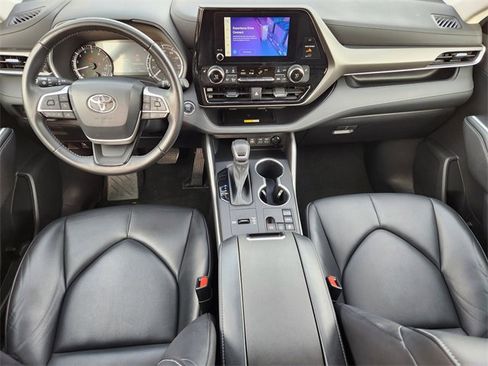 Used 2023 Toyota Highlander XLE image 27