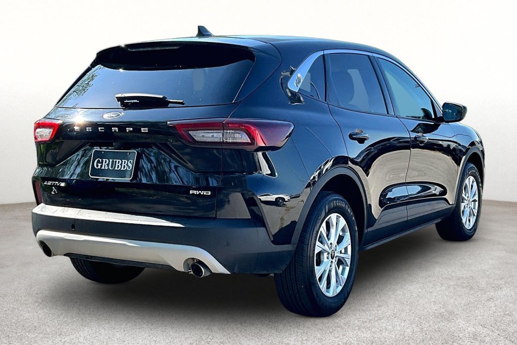Used 2023 Ford Escape Active w/ Tech Pack #1 AWD/4WD image 2