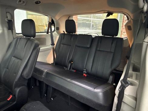 Used 2015 Chrysler Town & Country LX image 14