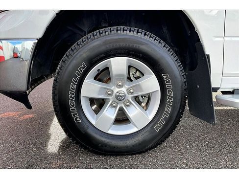 Used 2019 RAM 1500 Classic SLT w/ Luxury Group image 9