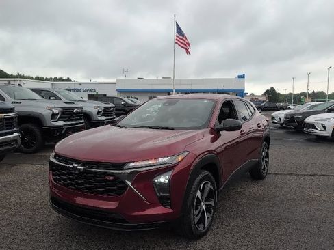 Used 2024 Chevrolet Trax RS FWD image 1