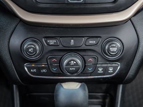 Used 2015 Jeep Cherokee Latitude w/ Comfort/Convenience Group AWD/4WD image 34