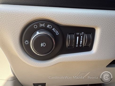 Used 2024 Chrysler Pacifica Touring-L FWD image 17