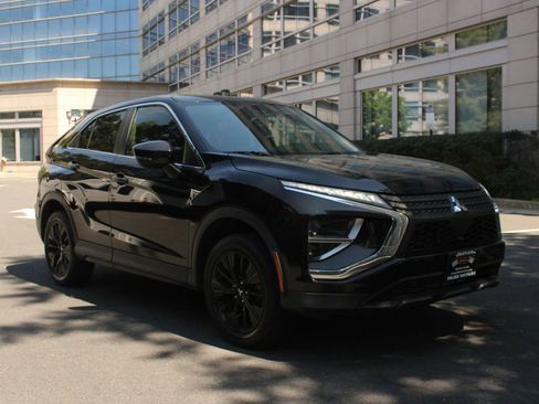 Used 2022 Mitsubishi Eclipse Cross LE image 1